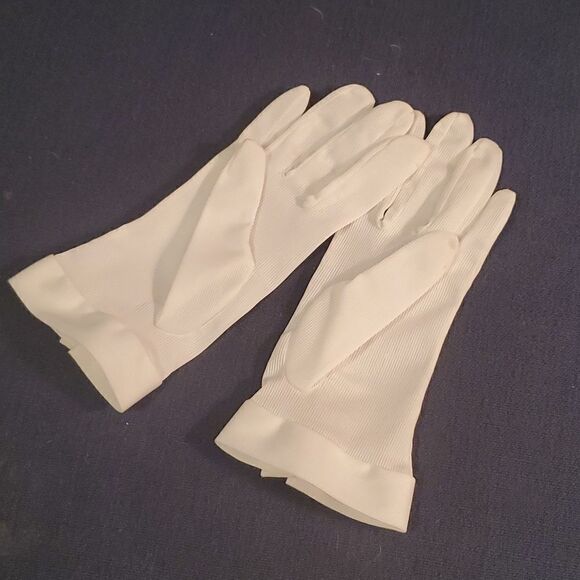 Vintage white gloves with button flip - Picture 3 of 8